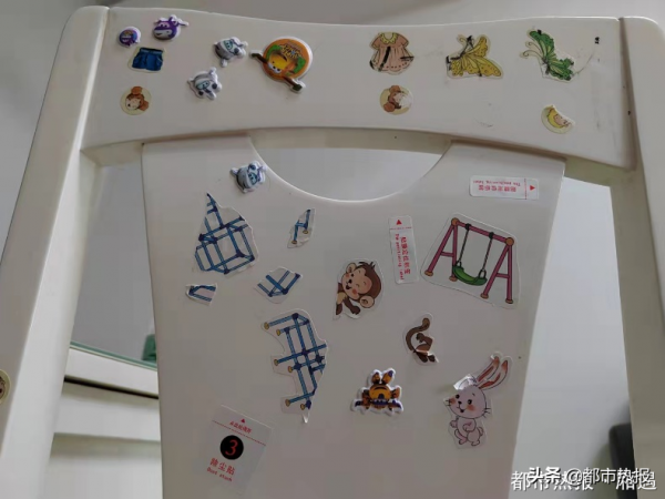 滿屋皆是貼貼紙,該阻止孩子嗎? 滿屋皆是貼貼紙,該阻止孩子嗎?