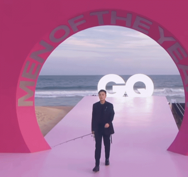 GQ盛典上最尷尬的8位明星，關曉彤造型被嘲，鄧倫、金晨重逢舊愛