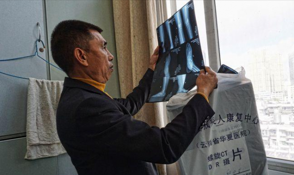 弟弟意外去世留下三個孩子，哥哥抗住世俗和弟媳成家，結局太感人