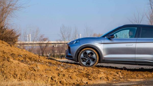 極狐阿爾法T對比Model Y，兩雄爭霸，誰才是冬季脫困翹楚？