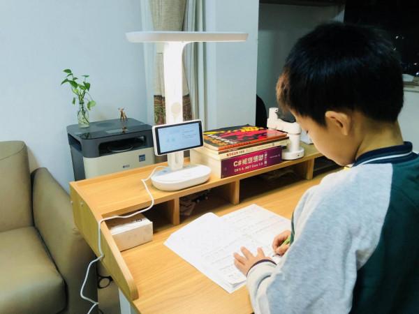 一臺高標準護眼燈還自帶學習機功能,是否能取代培訓機構的輔導? 一臺高標準護眼燈還自帶學習機功能,是否能取代培訓機構的輔導?