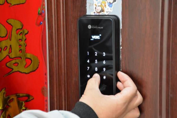 榮耀VOC智慧門鎖X6體驗，手機一碰即開，讓家更舒心