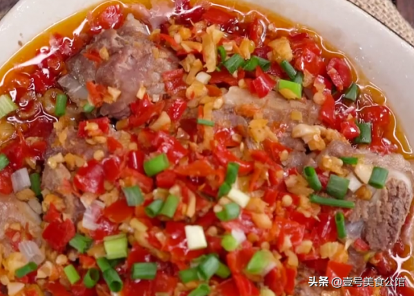 四川風味的剁椒芋頭蒸排骨，鮮辣味美又解饞，吃了一次還想吃