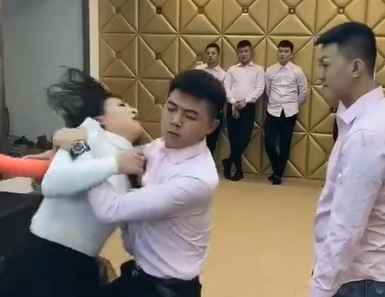 被馬洪濤要求當場卸妝,遭二驢拳打腳踢的張開鳳,到底是男是女? 被馬洪濤要求當場卸妝,遭二驢拳打腳踢的張開鳳,到底是男是女?