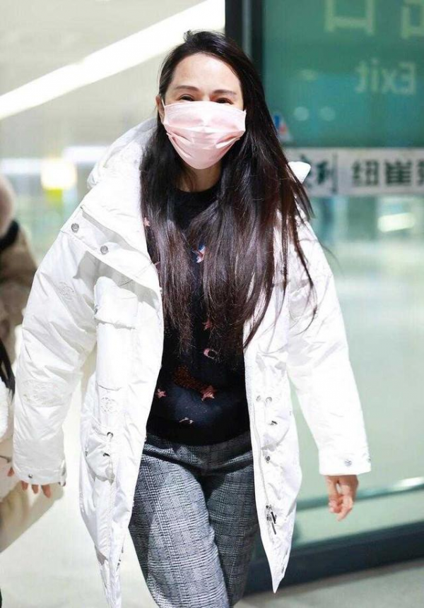 “伊能靜”也太會保養了，穿拼接西裝裙端莊優雅，哪像53歲