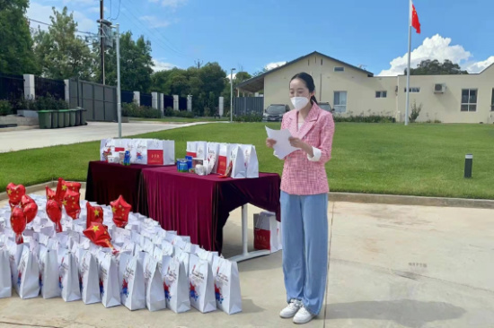 中國駐阿德萊德總領事館向南澳州領區中國留學生髮放&OpenCurlyDoubleQuote;春節包&rdquo;