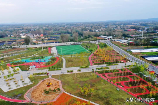 不可思議！已是深秋，月兒灣公園卻如此多彩，恰似夏日還未走遠