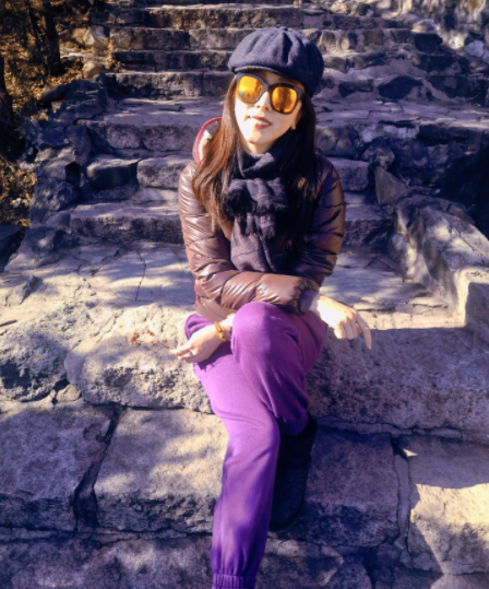 央視李思思戶外登山太愜意！坐地上休息一臉霸氣，戴金手鍊顯富貴