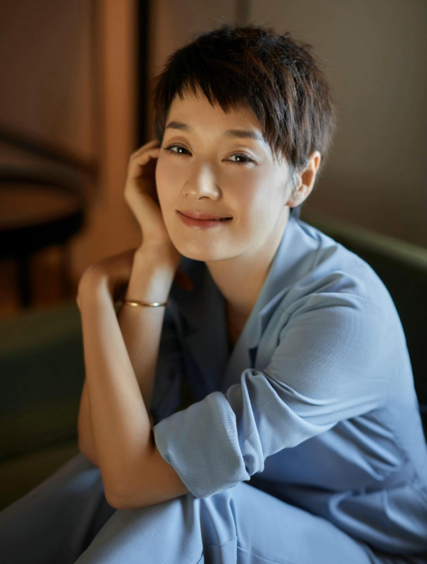 馬伊琍的穿搭真時尚，身穿灰藍色套裝簡約高階，配短髮魅力十足