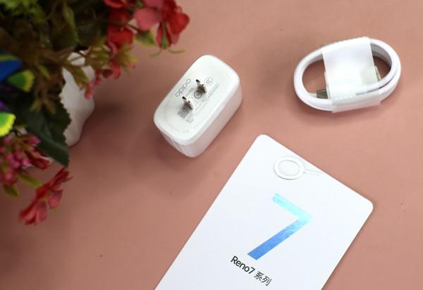 超高顏值的中端機，OPPO Reno7手機開箱