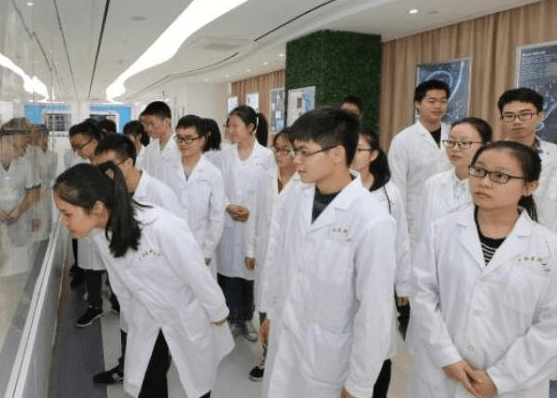 畢業後才明白,師範類和醫學類同為“鐵飯碗專業”,但差距卻不小 畢業後才明白,師範類和醫學類同為“鐵飯碗專業”,但差距卻不小