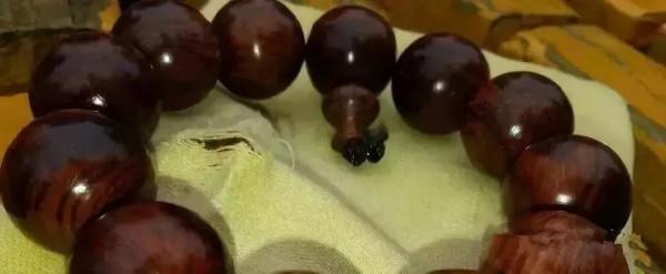 頂級海黃手串，竟然被你盤成了黑煤球？