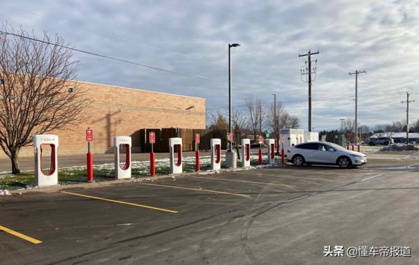 資訊 | 福特釋出全新充電樁，特斯拉設計總監回應：拙劣的仿製品