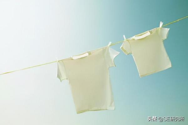 為什麼衣服掛在衣櫃裡會發黃？怎樣預防？