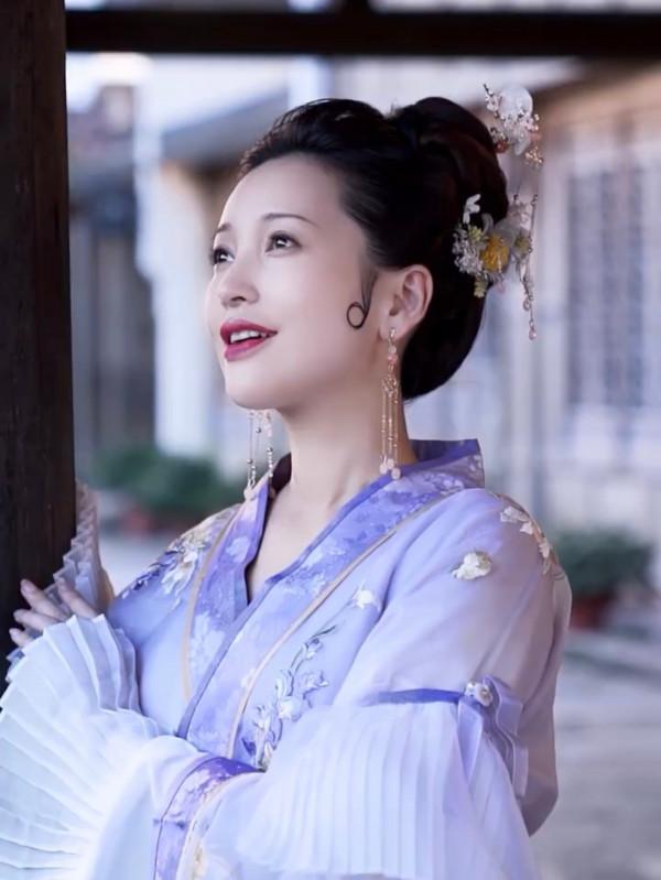 38歲金莎中秋節扮嫦娥，古裝扮相氣質佳，網友：不演電視劇可惜了