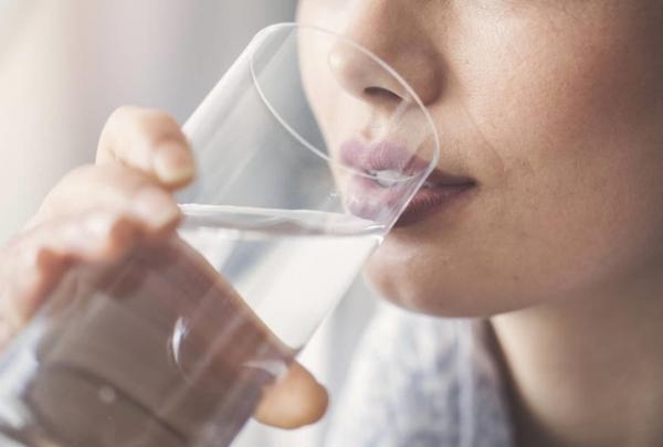 晨起喝一杯溫開水，等於喝細菌？還不清楚的，醫生告訴你真相