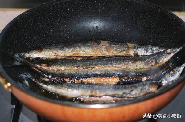 別再把秋刀魚烤著吃了，換種口味，美味鮮香，肉質緊實，讓人驚豔