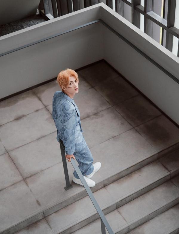 穿長裙、塗指甲油的boy黃明昊，男生還能這麼搭