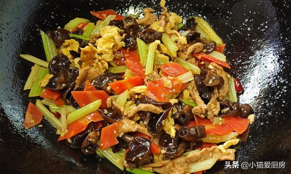 家常小炒菜:“芹菜木耳雞蛋炒肉”,鮮香味美,特別開胃下飯 家常小炒菜:“芹菜木耳雞蛋炒肉”,鮮香味美,特別開胃下飯