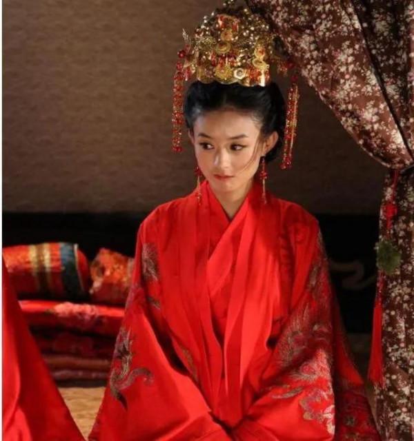 戲點鴛鴦錯點鴛鴦是趙麗穎很早期的作品,在裡面穎寶也是古靈精怪 戲點鴛鴦錯點鴛鴦是趙麗穎很早期的作品,在裡面穎寶也是古靈精怪