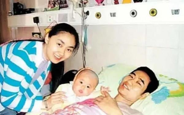 “深圳玫瑰”邢丹葬禮：與老公叢飛合葬，五歲女兒痛哭，千人送別