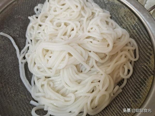 天冷了想“嗦粉”，教你家常魚粉的做法，酸辣爽滑，好吃解饞