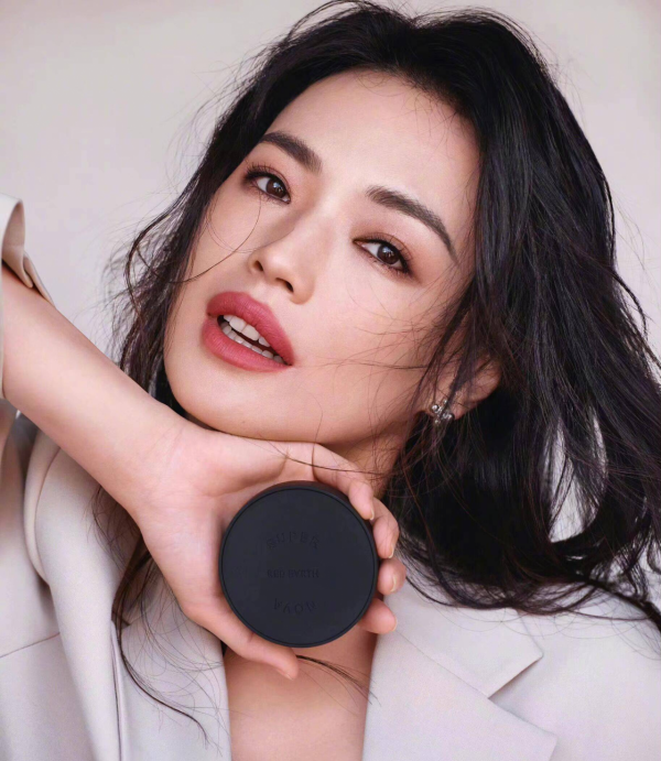 舒淇穿米白西裝簡約大方 披肩長髮更襯溫婉氣質