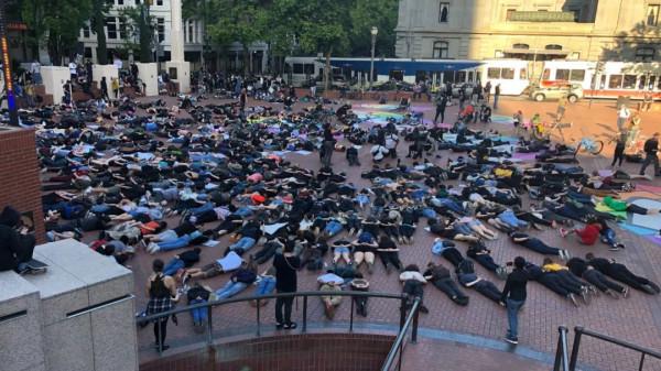 槍殺暴徒的少年判無罪，全美竟震怒？多城抗議，波特蘭陷打砸搶燒