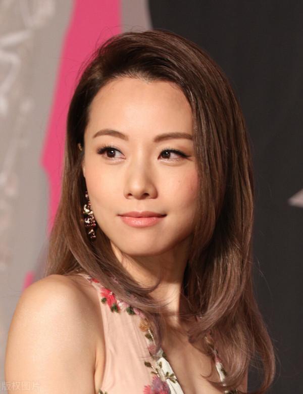 鄧麗欣小姐姐確實很有魅力,動作瀟灑 鄧麗欣小姐姐確實很有魅力,動作瀟灑