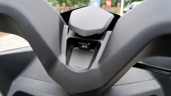 運動休閒踏板 傳承雷霆王水冷動力 1.88萬元光陽RacingX150靜態測評