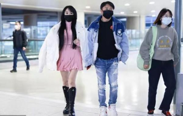 冉瑩穎真不怕凍，機場穿粉嫩超短裙好清涼，老公滿臉寫著不痛快