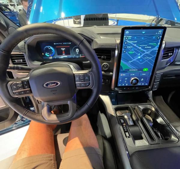 實拍福特F-150電動版，雙電機四驅佈局，新增400升前備箱