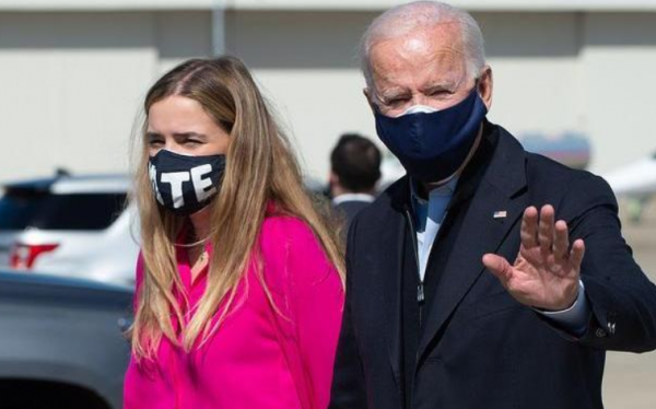 拜登最寵的孫女:20歲穿紫衣貴氣有氣場,不輸特朗普的女兒伊萬卡 拜登最寵的孫女:20歲穿紫衣貴氣有氣場,不輸特朗普的女兒伊萬卡