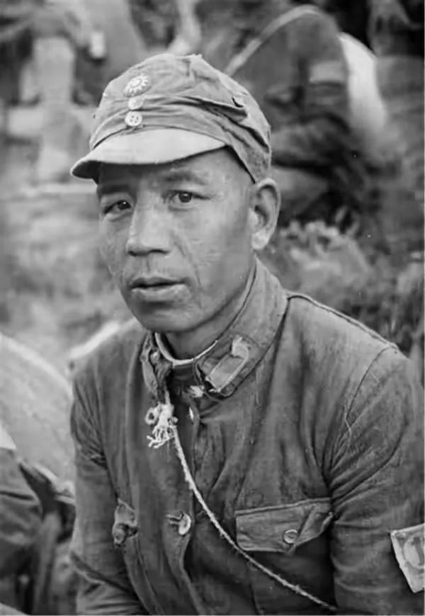 西南軍區司令員賀龍出外視察遭遇土匪襲擊,賀炳炎接令後緊急馳援 西南軍區司令員賀龍出外視察遭遇土匪襲擊,賀炳炎接令後緊急馳援