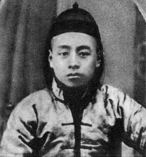 周恩來年輕時非常帥氣，為何他卻從28歲開始，留起了難看的大鬍子