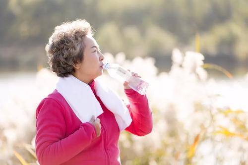 心臟病患者如何飲水？注意：這兩種喝水方式對心臟病人有致命危險