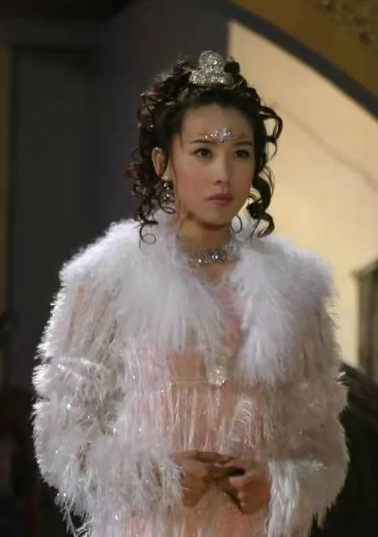 整容臉充斥電視劇，臉部僵硬，下巴像錐子，個個不能細看​