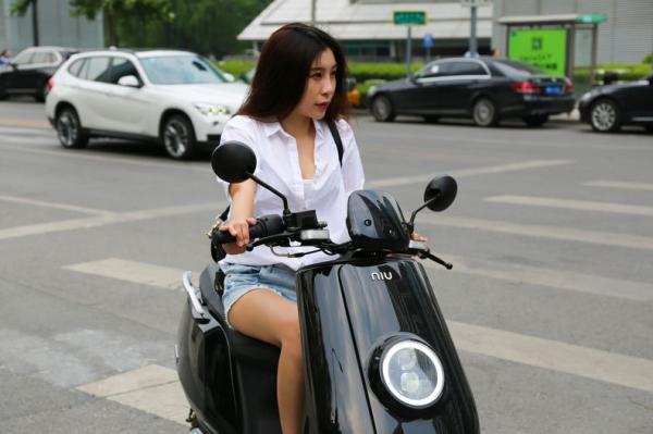 為什麼電動車充滿電，一加速就掉兩格電？今天總算明白問題出在哪