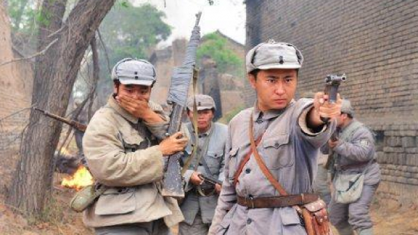 八路軍政委奄奄一息，日偽軍發現他沒死，輕聲說：我們馬上就走