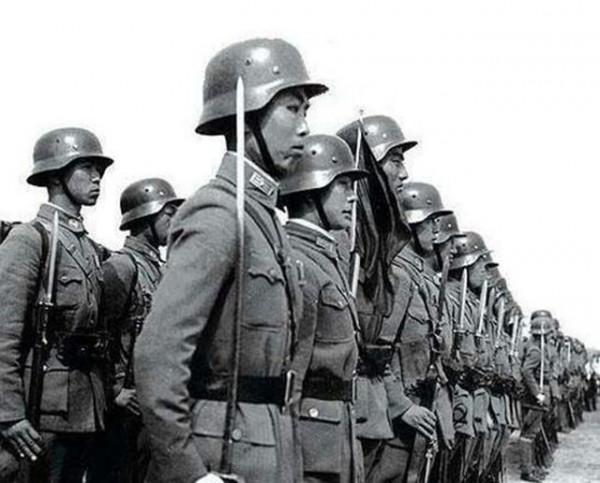 蔣緯國回憶：在大陸時，一位少將與上校向他下跪的經歷