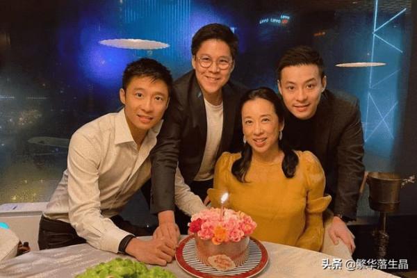 霍英東二兒媳罕見露面，狀態不錯顯年輕，和霍震寰相戀10年才結婚