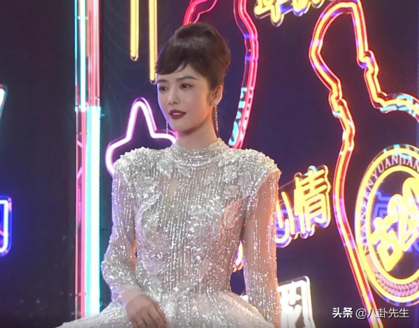 國劇盛典紅毯:張萌臉腫,董潔劉濤狀態好,黎耀祥鄧萃雯久違合體 國劇盛典紅毯:張萌臉腫,董潔劉濤狀態好,黎耀祥鄧萃雯久違合體