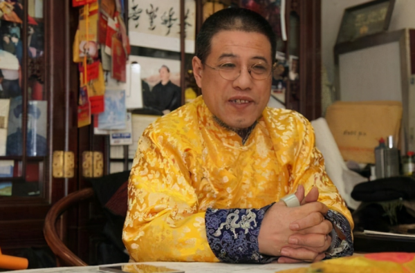 乾隆七世孫手戴帝王扳指,曾號召百官公開祭祖,至今仍穿龍袍 乾隆七世孫手戴帝王扳指,曾號召百官公開祭祖,至今仍穿龍袍