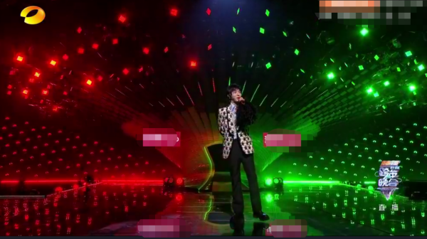 “南北”雙臺跨年：唐嫣美豔、王鷗搶鏡，楊冪眼妝像“發光眼屎”