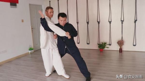 太極單手側面纏絲功是一種複合勁，攻防一起，防守與攻擊同時發動