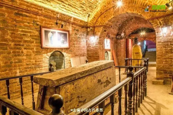 25歲小夥痴迷古代墓葬，1年探訪80多座，立志走遍中國古墓