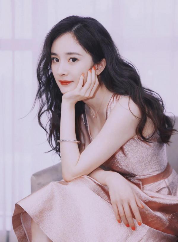 楊冪遭親大伯吐槽：高考583分，成績不好只能做演員