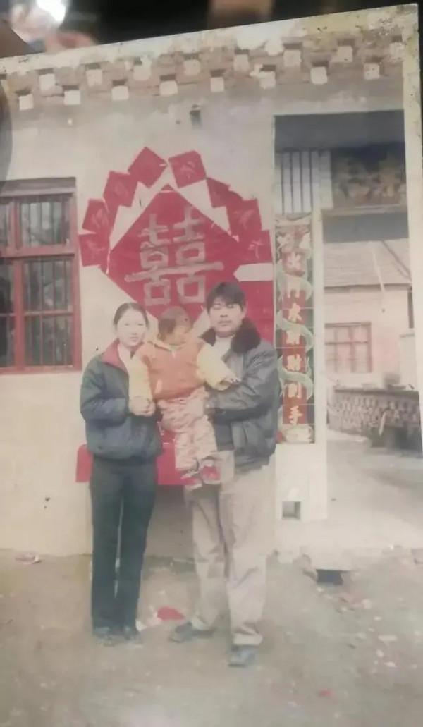 &OpenCurlyDoubleQuote;媽，你當初是怎麼看上我爸的？&rdquo;網友曬父母結婚照，讓人笑劈了