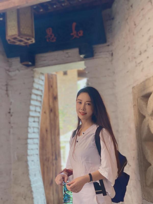 中南再現女神教師：膚白貌美大長腿，上課座無虛席，有顏又有才