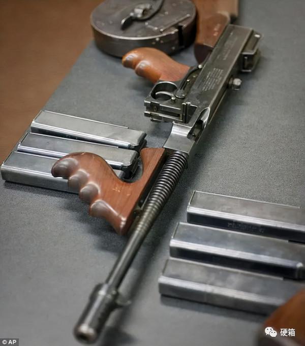 有一幫人,他們喜歡把湯普森衝鋒槍藏在琴盒裡 有一幫人,他們喜歡把湯普森衝鋒槍藏在琴盒裡